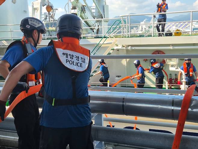 동해지방해양경찰청과 소방당국이 3일 오전 강원 강릉시 강동면 안인리 염전부두(안인화력발전부두) 인근에서 삼봉호(5001함·5000톤급 독도 경비함)를 이용해 긴급 급수 대민지원을 하고 있다. /뉴스1