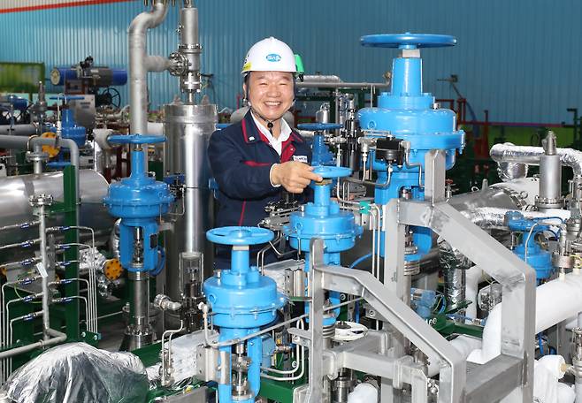 지난달 27일 부산 사하구 SB선보 공장에서 최금식 회장이 LNG선에 연료를 공급하는 '연료 공급 시스템'(FGSS)을 살펴보고 있다. /김동환 기자