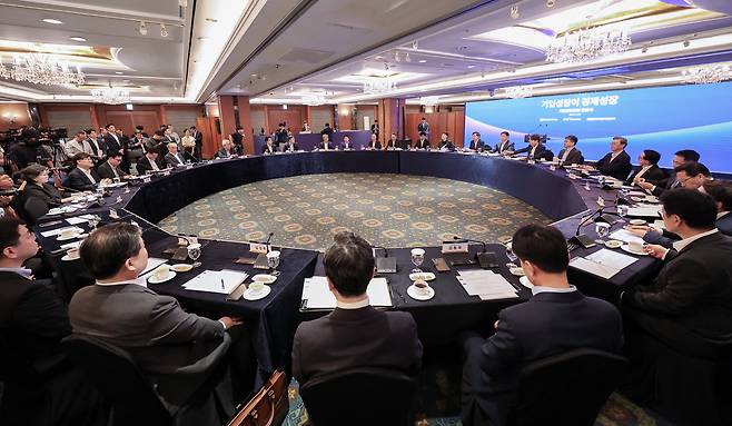 4일 오전 서울 중구 소공동 롯데호텔에서 열린 대한상의 기업성장포럼 출범식 모습./뉴스1