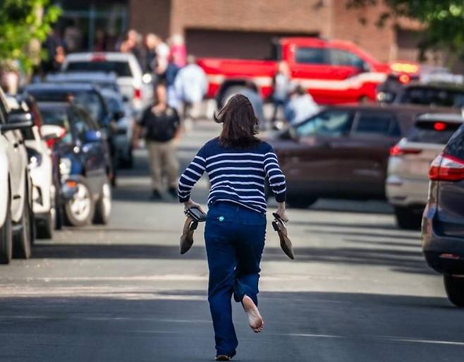 총격 사건이 벌어졌다는 소식을 듣고 맨발로 자녀의 학교로 뛰어가는 엄마의 모습. /미네소타 스타 트리뷴
