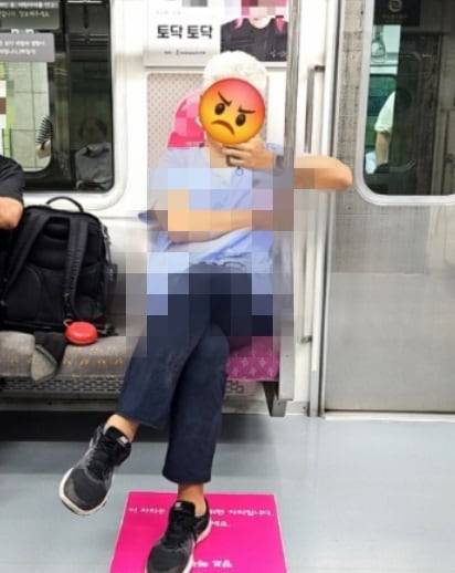 수술복으로 보이는 옷을 입고 임산부석에 앉아있는 남성. /온라인커뮤니티