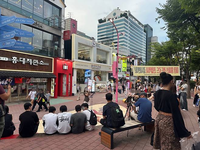 지난달 20일 저녁 서울 마포구 홍대입구 거리에서 한 아마추어 음악가가 버스킹(길거리 공연)을 하고 있다. /이나윤 인턴기자