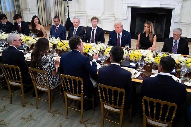 도널드 트럼프 미국 대통령과 영부인 멜라니아 트럼프 여사가 4일(현지시각)  워싱턴DC 백악관 국빈만찬장에서 테크기업 CEO들과 만찬을 하고있다./AFP 연합뉴스