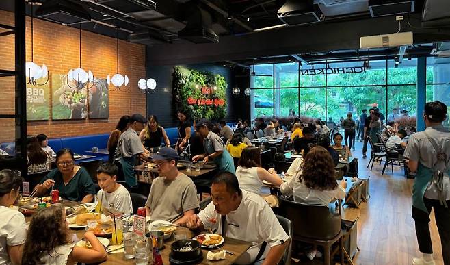 필리핀 보니파시오 글로벌시티(GBC)에서 운영중인 BBQ 하이스트릿점. /제너시스BBQ그룹 제공