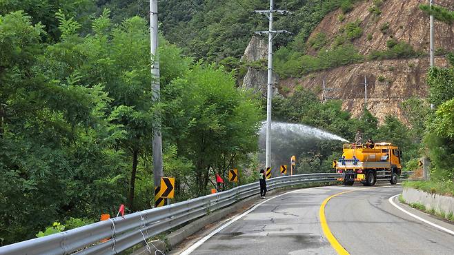 2일 강원 강릉 오봉저수지 옆 도로에서 급수차량이 저수지로 살수하고 있다. /윤희훈 기자