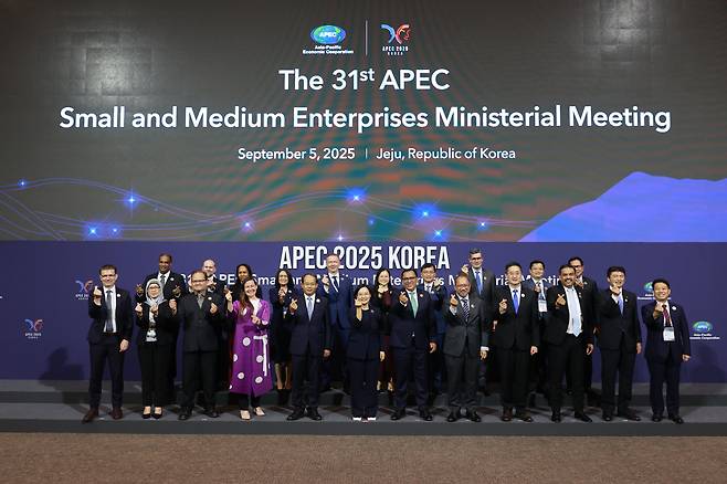 한성숙 중소벤처기업부 장관과 APEC 회원국 수석 대표들이 5일 'APEC 중소기업 장관회의'를 마친 후 기념 사진을 촬영하고 있다. /중기부 제공