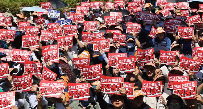 3일 울산시 북구 현대자동차 울산공장 본관 앞에서 열린 현대차 노조의 총파업 결의대회에서 조합원들이 구호를 외치고 있다. /연합뉴스