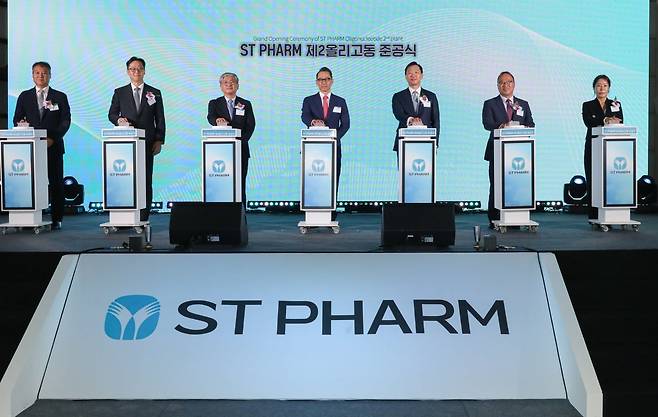 (왼쪽부터) 임진석 에스티팜 생산본부장, 김민영 동아쏘시오홀딩스 사장, 성무제 에스티팜 사장, 강정석 동아쏘시오위원회 위원장, 정재훈 동아에스티 사장, 백상환 동아제약 사장, 박윤이 아벤종합건설 사장이 지난 4일 에스티팜 제2올리고동 준공식에서 기념 촬영을 하고 있다. /에스티팜