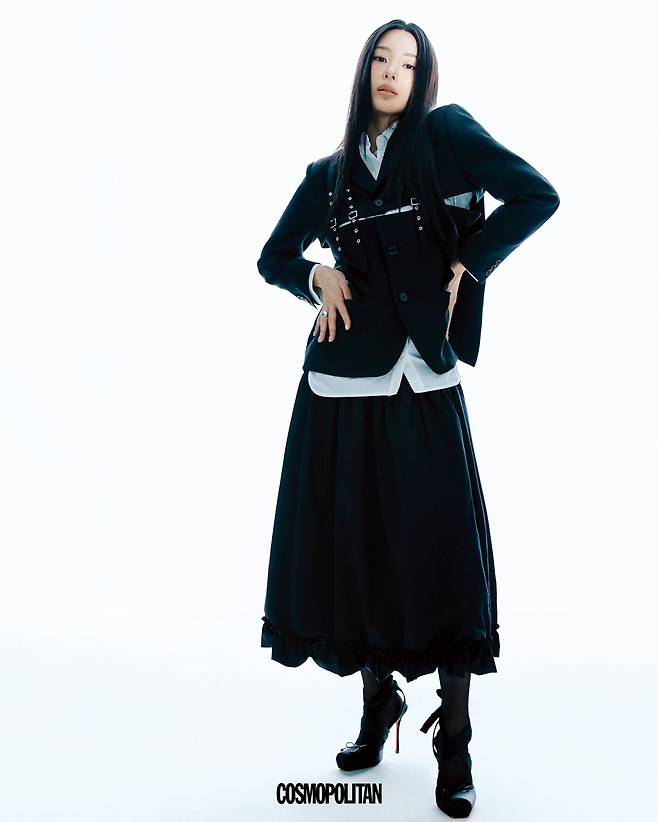 재킷, 스커트 모두 Noir Kei Ninomiya. 셔츠 Juun.J. 슈즈 Christian Louboutin. 반지 본인 소장품.