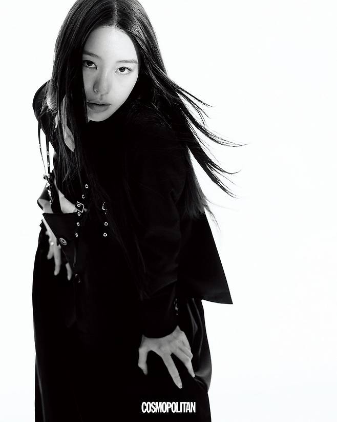 재킷, 스커트 모두 Noir Kei Ninomiya. 셔츠 Juun.J. 슈즈 Christian Louboutin. 반지 본인 소장품.