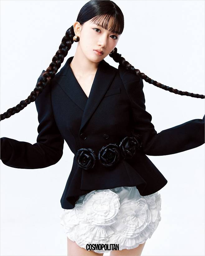 (쿠미)재킷 McQueen. 미니스커트 Sinoon. 귀고리 Fendi. 벨트로 활용한 초커 Lyn Ha Lyn.