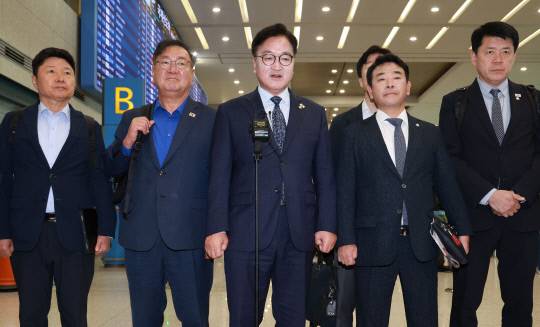 우원식 국회의장이 중국 순방을 마친 뒤 5일 인천국제공항을 통해 귀국, 취재진 질문에 답하고 있다.연합뉴스.