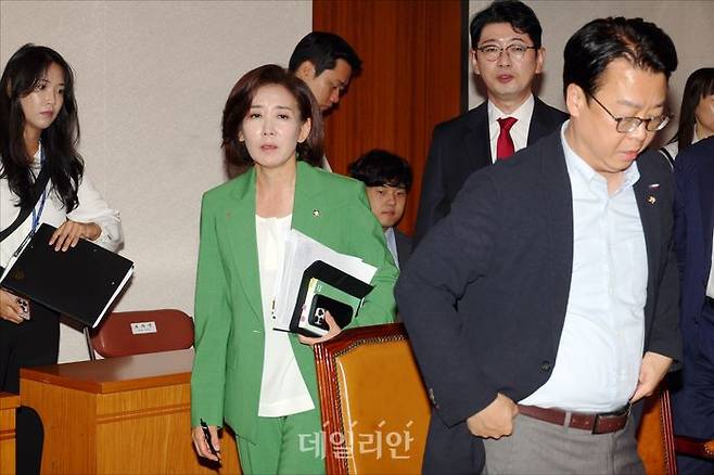 나경원 국민의힘 의원을 비롯한 국민의힘 국회 법사위원들이 지난 2일 오전 국회에서 열린 국회 법제사법위원회 전체회의에서 추미애 법사위원장의 진행에 항의하며 퇴장하고 있다. ⓒ데일리안 홍금표 기자