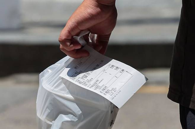 서울 시내 식당가에서 배달라이더들이 음식을 배달하고 있다.ⓒ뉴시스