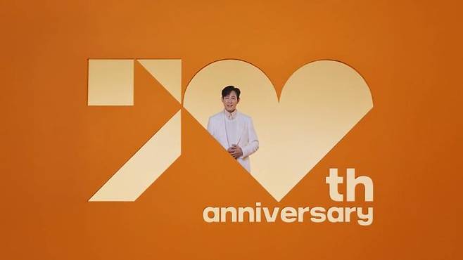 현대해상이 창립 70주년을 맞아 배우 이정재와 함께 신규 기업PR TV광고 '70주년 고객 감사'편을 공개했다.ⓒ현대해상