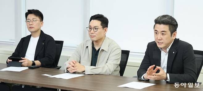 ‘2025 동아재테크쇼’ 연사로 참여하는 민재기 KB증권 프라임클럽 부장, 김두언 하나증권 애널리스트, 이경민 대신증권 FICC(채권·외환·원자재)리서치부 부장(왼쪽부터)이 지난달 29일 서울 종로구 동아일보 본사에서 ‘하반기(7∼12월) 위험자산 투자 전략’에 대해 설명하고 있다. 신원건 기자 laputa@donga.com