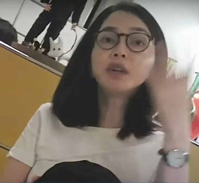 디올백 영상 속 ‘바쉐론’ 추정 손목시계. 2022년 9월 13일 최재영 씨가 서울 서초동 코바나컨텐츠 사무실에서 김건희 여사에게 디올백을 건네며 촬영한 영상 속 김 여사가 착용한 손목시계가 바쉐론 콘스탄틴 제품과 유사하다는 의혹이 제기됐다. 사업가 서모 씨는 같은 해 9월 7일 전달했다고 주장했지만, 김 여사는 특검에 “모른다”는 취지로 밝힌 바 있다. 서울의소리 유튜브 캡처