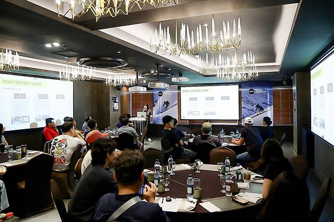 ‘BOA 알파인 세미나’에서 강미지 보아테크놀로지 마케팅팀 매니저가 보아 엑스퍼트샵에 대해 소개하고 있다.