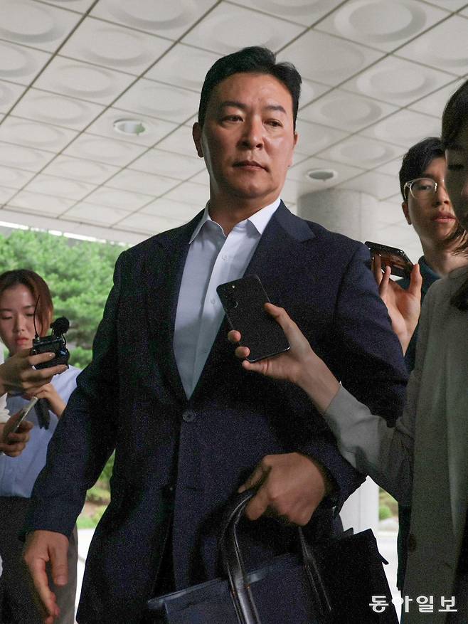 김성훈 전 대통령경호처 차장이 3일 서울 서초구 고등검찰청에 마련된 내란 특검 사무실로 출석하고 있다. 박형기 기자 oneshot@donga.com