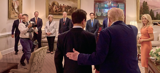 이재명(왼쪽) 대통령이 8월 25일미국 백악관 한미 정상회담에 앞서 도널드 트럼프 대통령에게 미국 측 수행원을 소개받고 있다. /사진 연합뉴스