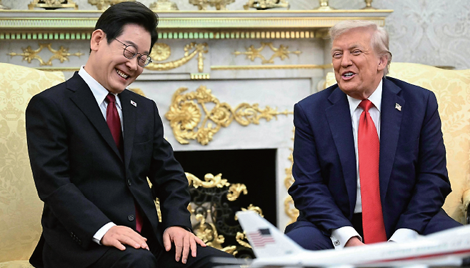 이재명(왼쪽) 대통령과 도널드 트럼프 미국 대통령이 8월 25일 미국 백악관에서 열린 한미 정상회담 도중 웃으며 대화를 나누고 있다. /사진 AFP연합