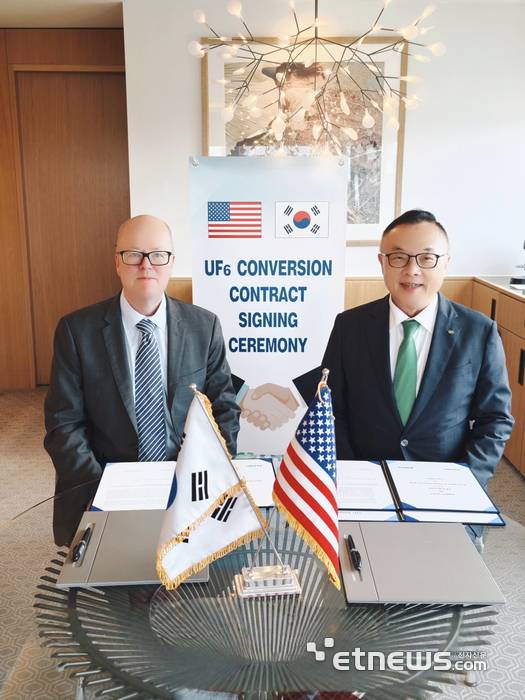 한수원이 4일(현지시간) 영국 런던에서 미국 컨버다인과 변환우라늄 장기 공급계약을 체결했다. (오른쪽)황주호 한수원 사장, (왼쪽) 말콤 크리츨리(Malcom Critchley) 컨버다인 CEO. 한수원 제공