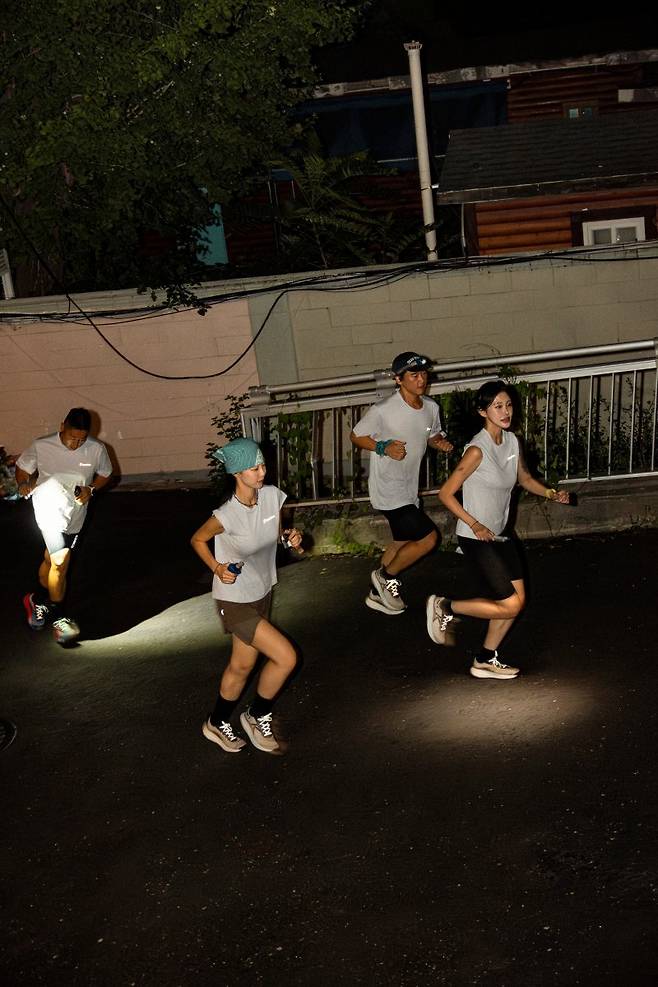 킨 트레일러닝화 출시 행사 모습