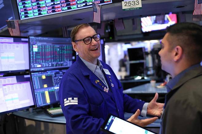 엔비디아가 막판에 반등하면서 6거래일 만에 상승세로 돌아서는 등 M7 빅테크가 일제히 오른 가운데 4일(현지시간) 뉴욕 증시 3대 지수가 일제히 상승했다. 스탠더드앤드푸어스(S&P)500 지수는 4거래일 만에 사상 최고 기록을 경신했다. AFP 연합