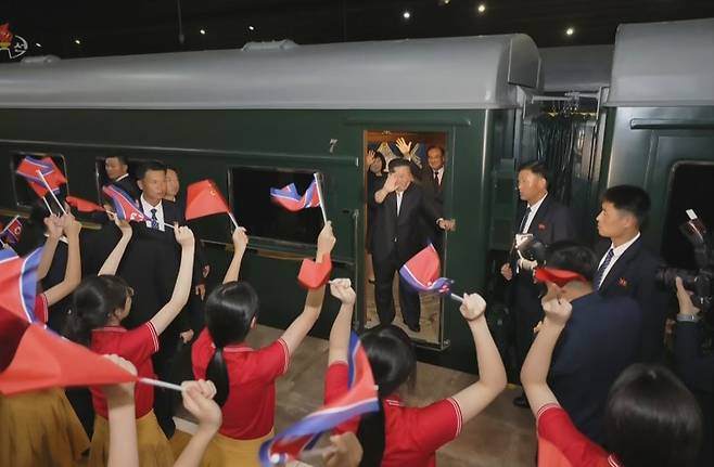 지난 4일 김정은 국무위원장이 시진핑 중국 국가주석과의 '북중 정상회담' 등 방중 일정을 마치고 베이징역을 떠났다. 김 위원장이 환송인사들을 향해 인사하고 있다. 조선중앙TV 갈무리. 뉴시스