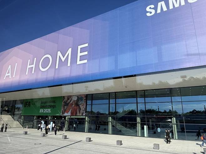 IFA 2025가 열린 '메세 베를린' 내 단독 전시장인 '시티 큐브 베를린'에 걸린 삼성전자 옥외 광고. 사진=임수빈 기자