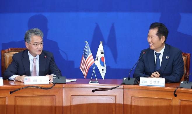 정청래 더불어민주당 대표와 조셉 윤 주한미국대사대리가 5일 서울 여의도 국회에서 만나 대화하고 있다. 뉴시스