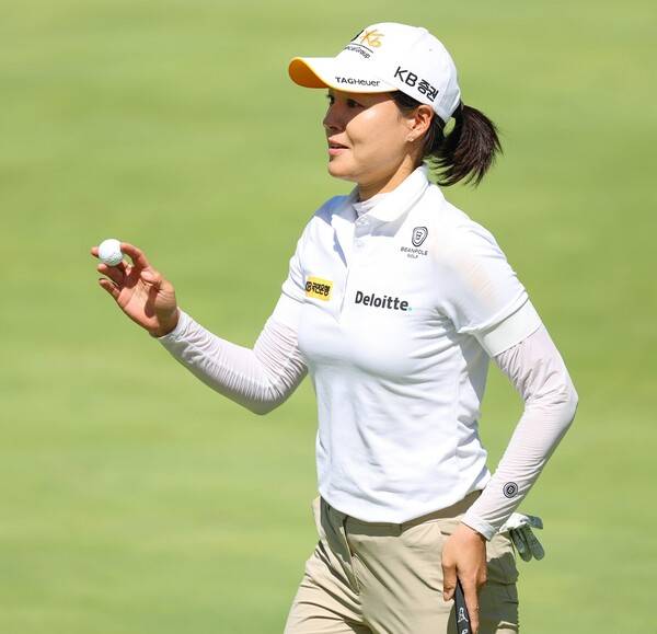 2025년 한국여자프로골프(KLPGA) 투어 메이저 대회 KB금융 스타챔피언십에 출전한 전인지 프로가 2라운드에서 경기하는 모습이다. 사진제공=KLPGA