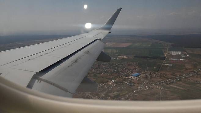 우크라이나 수도 키이우 인근 상공에서 내려다본 평원 지대. 우크라이나는 비옥한 토양과 풍부한 곡물 생산으로 유명하다. 조일준 선임기자 iljun@hani.co.kr