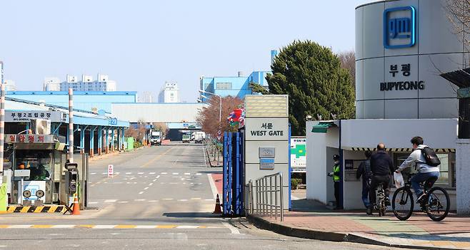 미국의 외국산 자동차에 대한 관세 부과로 GM의 한국 철수 논란이 재점화될 가능성이 있다. 한국GM의 인천 부평공장 모습. 연합뉴스