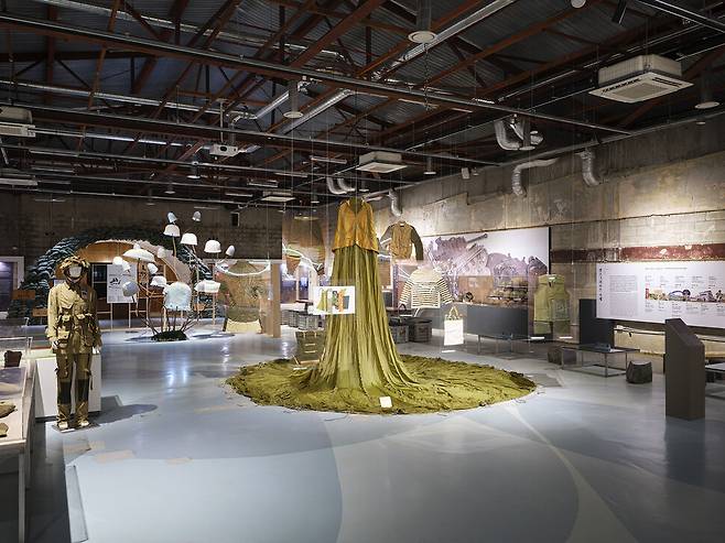 갤러리 그리브스에서 진행되고 있는 ‘2025 DMZ OPEN 전시’ 작품들. 경기도 제공