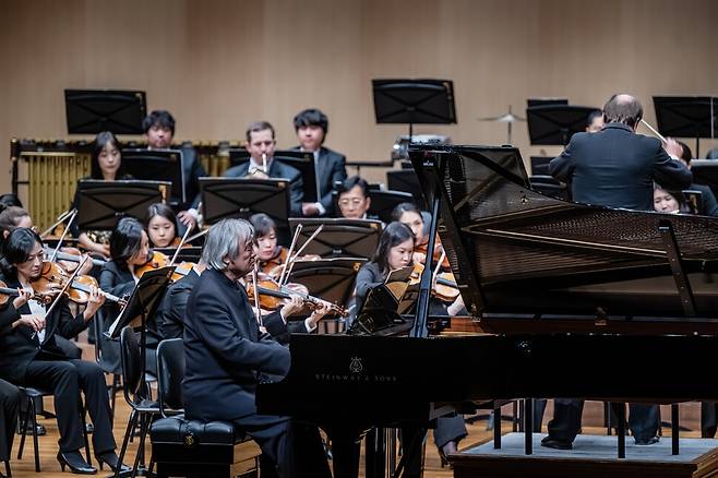 지난해 11월 고양아람음악당에서 열린 DMZ OPEN 국제음악제에서 레오시 스바로프스키가 지휘하는 KBS교향악단이 피아니스트 백건우와 함께 연주하고 있다. 경기도 제공