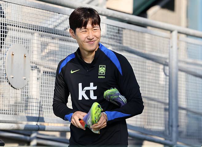 이강인이 5일(한국시각) 미국 뉴욕 아이칸 스타디움에서 진행된 한국 축구 대표팀 훈련을 위해 경기장에 들어서고 있다. 연합뉴스