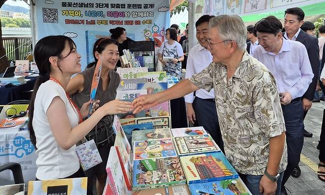 문재인 전 대통령이 5일 전주독서대전에 참석해 책방지기들과 이야기를 나누고 있다. 천경석 기자