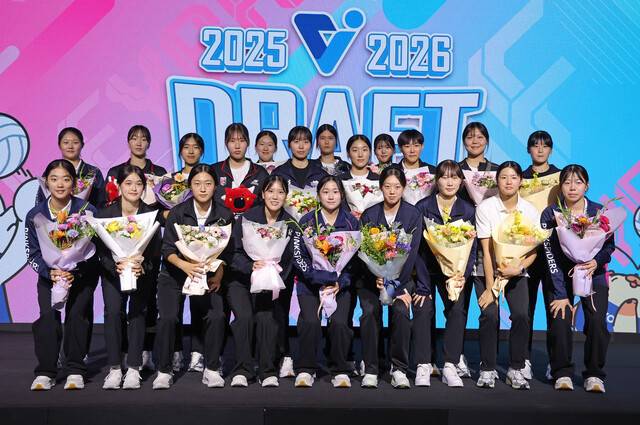 5일 서울 메이필드 호텔에서 열린 2025-2026 한국배구연맹(KOVO) 여자 신인선수 드래프트에서 각 구단 지명을 받은 선수들이 기념촬영을 하고 있다. 연합뉴스