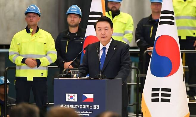 윤석열 전 대통령이 지난해 9월 체코 플젠시에 있는 두산스코다파워 공장에 방문에 현지 관계자들에게 인사말을 하고 있다. 대통령실 제공