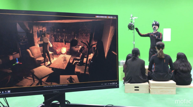 센서가 부착된 슈트를 착용한 배우의 움직임이 게임엔진을 거쳐 모니터 속 캐릭터의 동작으로 구현되고 있다. 감독은 모니터를 보며 연기를 보완하거나 카메라 구도를 조정하며 애니메이션을 제작한다. 모팩스튜디오 제공