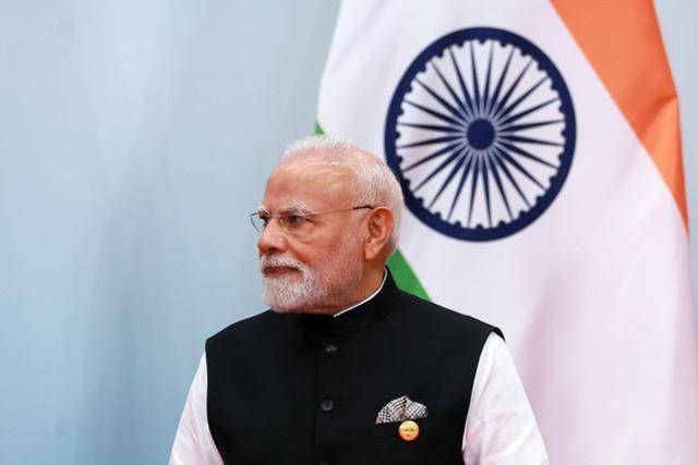 나렌드라 모디 인도 총리가 9일 중국 톈진에서 열린 상하이협력기구(SCO) 회의장에서 자국 국기 앞에 서 있다. 톈진=타스 연합뉴스