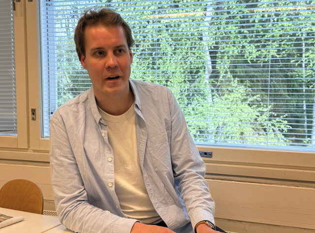 핀란드 포르나이넨시의 포르나이넨 종합학교 한 사무실에서 핀란드 아동복지연맹(MLL) 소속 빌레 밸리캉가스 강사가 한국일보와 인터뷰를 하고 있다. MLL은 아동 복지 지원뿐만 아니라 핀란드 전 지역 학교를 대상으로 미디어 리터러시 교육 등을 진행하는 비영리 단체로, 통상 교사 출신이거나 교육학을 전공한 이들이 강사로 활동한다. 밸리캉가스 강사 역시 역사 교사 출신이다. 포르나이넨=최은서 기자