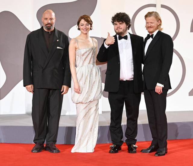 요르고스 란티모스(왼쪽부터) 감독과 배우 엠마 스톤, 에이던 델비스, 제시 플레먼스가 지난달 28일 이탈리아 베니스의 리도섬에서 열린 제82회 베니스국제영화제 '부고니아' 공식 상영회에 앞서 레드카펫에 올라 사진 촬영에 응하고 있다. 베니스=UPI 연합뉴스