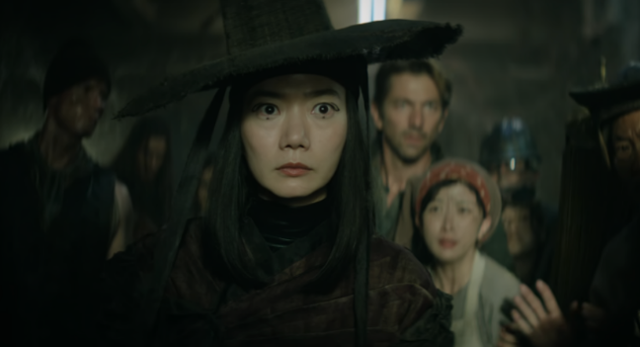 미국 영화 '레벨문' 시리즈 속 배두나의 모습. 저승사자 형색의 검객으로 나온다. 넷플릭스 제공