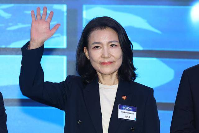 이진숙 방송통신위원장이 3일 서울 영등포구에서 열린 제62회 방송의 날 기념식에 참석해 인사하고 있다. 연합뉴스