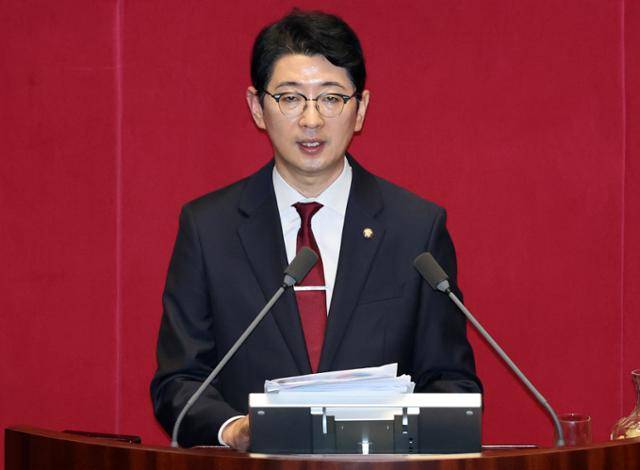 주진우 국민의힘 의원이 지난달 25일 오전 서울 여의도 국회에서 열린 제428회 국회(임시회) 제2차 본회의에서 2차 상법 개정안에 대한 필리버스터(무제한 토론)를 하고 있다. 뉴스1