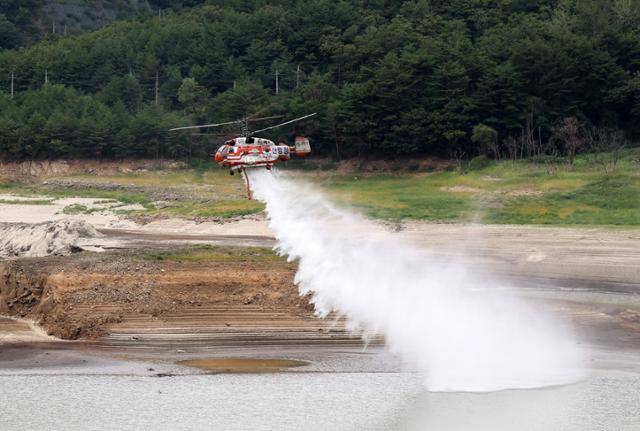 강원 강릉시에 최악의 가뭄 사태가 지속된 5일 산불 진화 헬기가 강릉의 주 상수원인 오봉저수지 저수율을 높이기 위해 물을 퍼붓고 있다. 강릉=연합뉴스