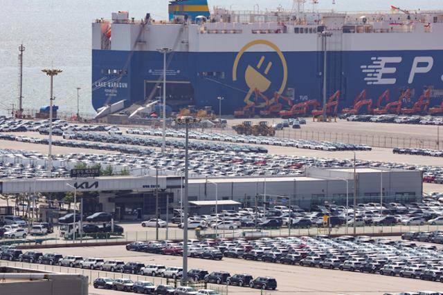 지난달 24일 경기 평택항 부근에 수출용 차들이 세워져 있다. 평택=연합뉴스