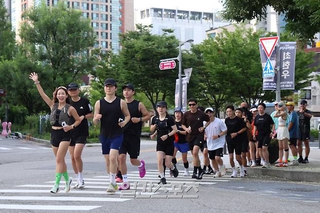 2025 런서울런 쉐이크아웃런 행사가 20일 오전 서울 마포구 할리스 연트럴파크점에서 열렸다. 참가자들이 러닝을 마치고 들어오고 있다. 서병수 기자 qudtn@edaily.co.kr /2025.08.20/